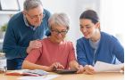 Una familia calcula lo que le quita Hacienda en impuestos por una herencia